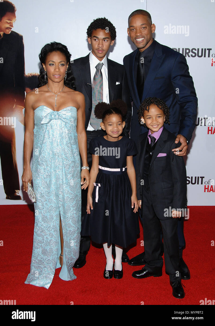 Will Smith con su hijo Jaden Christopher Syre Smith y Jada Pinkett y los  niños que llegan a la búsqueda de la felicidad estreno en el Westwood  Village Theater de Los Ángeles.