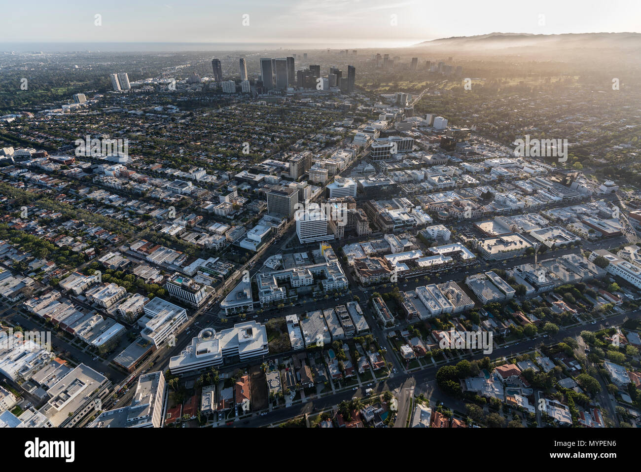 Por la tarde vista aérea de Beverly Hills, Century City y el océano pacífico en el condado de Los Ángeles, California. Foto de stock