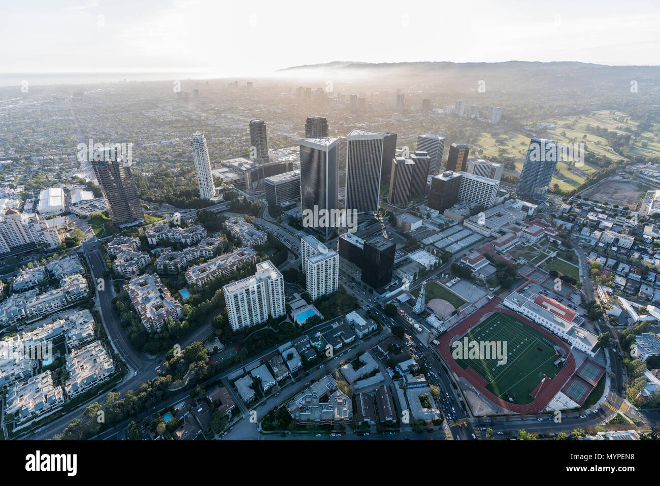 Los Angeles, California, EE.UU. - 18 de abril de 2018: Por la tarde vista aérea de Century City, Beverly Hills y West L.A. Foto de stock