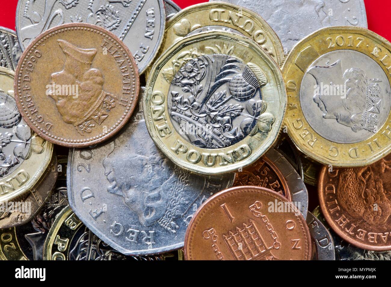 Colección de monedas británicas sobre un fondo rojo. Foto de stock