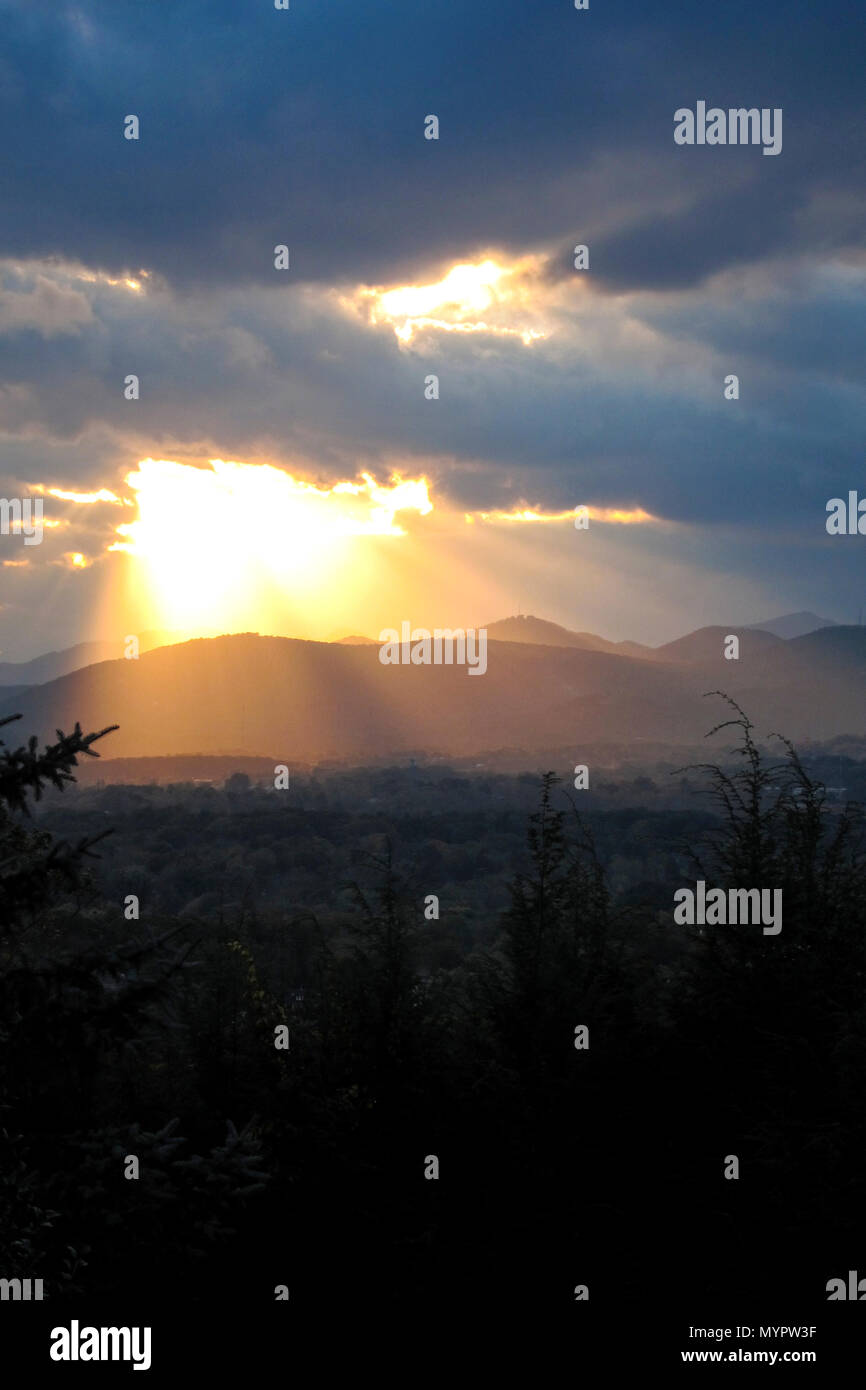Los rayos del sol iluminan las montañas Blue Ridge - Asheville, Carolina del Norte. Foto de stock
