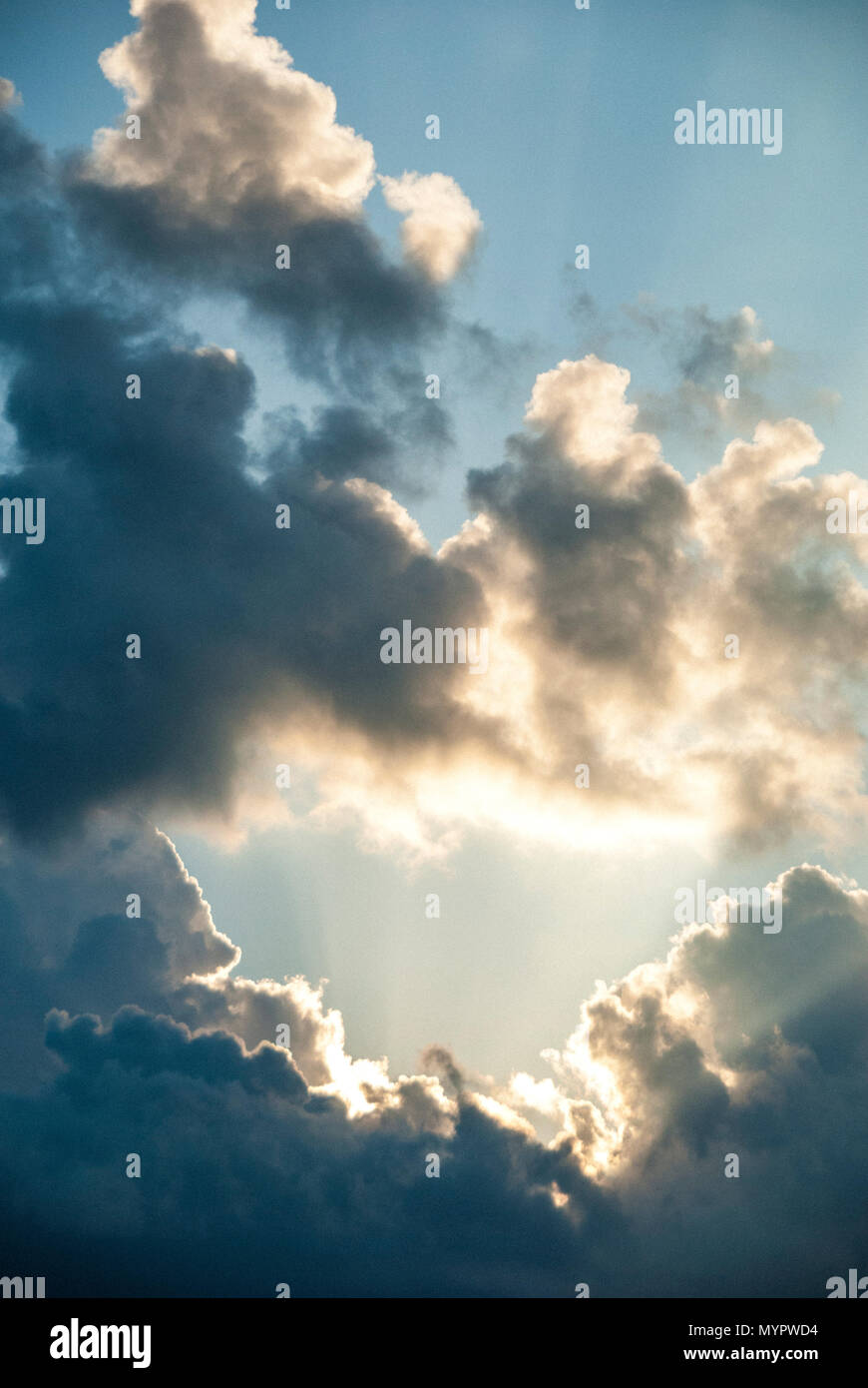 Ilumina el agujero en las nubes Foto de stock