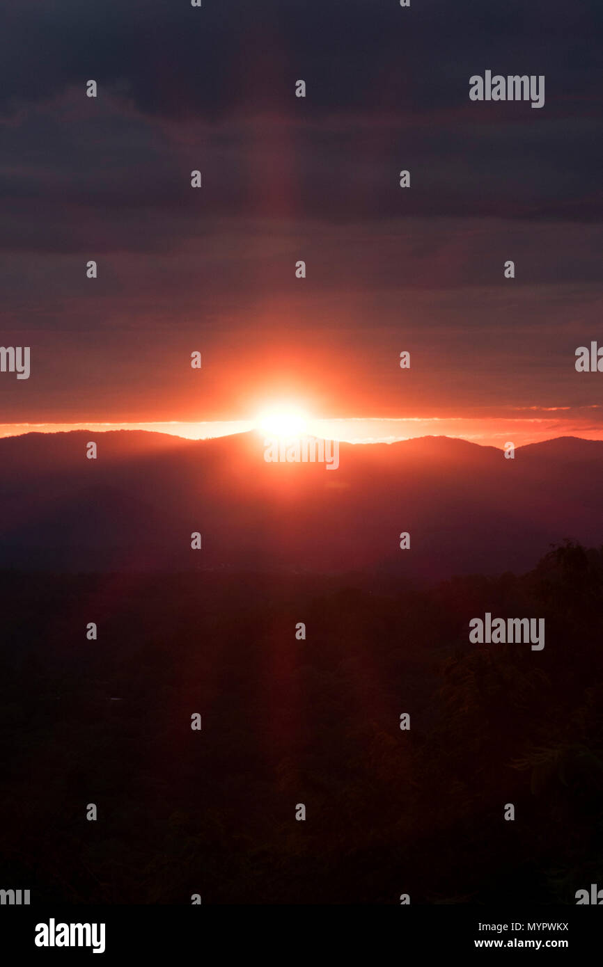 Los rayos de sol a través de las montañas Blue Ridge, en Asheville, Carolina del Norte. Foto de stock