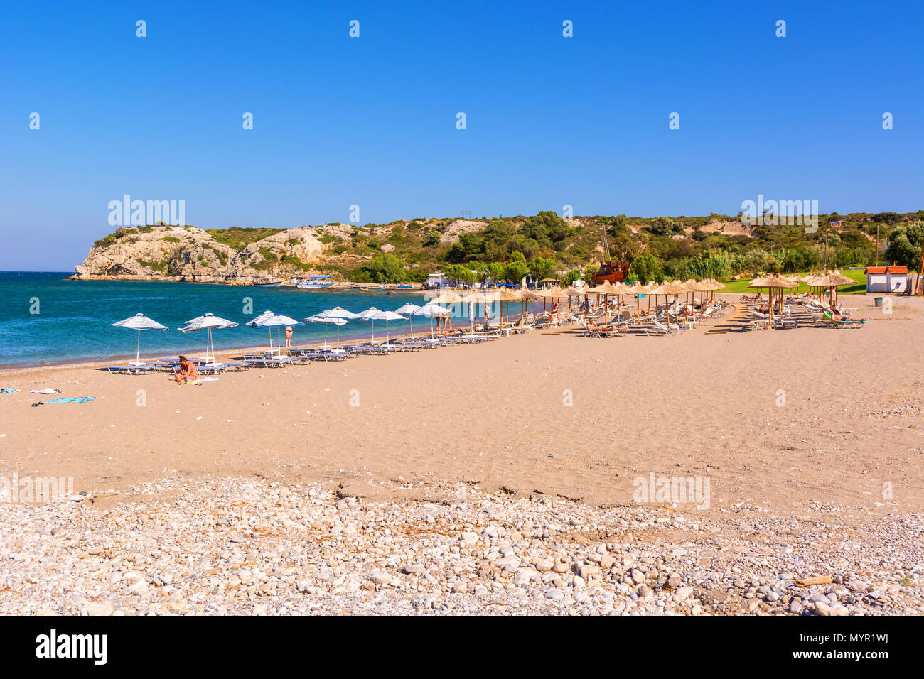 Rodas, Grecia - El 12 de mayo de 2017: Vista de la playa de arena de Hoteles en Kolymbia village en la isla de Rodas. Grecia Foto de stock