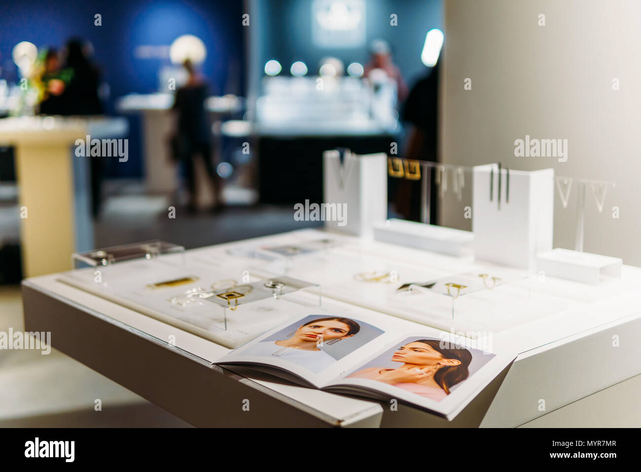 AMSTERDAM, Holanda - Noviembre 09, 2017: joyería contemporánea minimalista MOPHT Mostrar en la tienda Foto de stock
