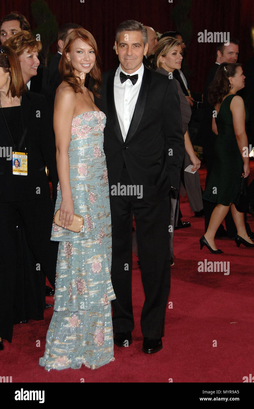 George Clooney y Sarah Larson 80ª ceremonia de los Oscar, la llegada, la alfombra  roja en el Teatro Kodak de Los Ángeles. la longitud completa contacto  ocular sonrisa12 ClooneyGeorge gfr 12 -