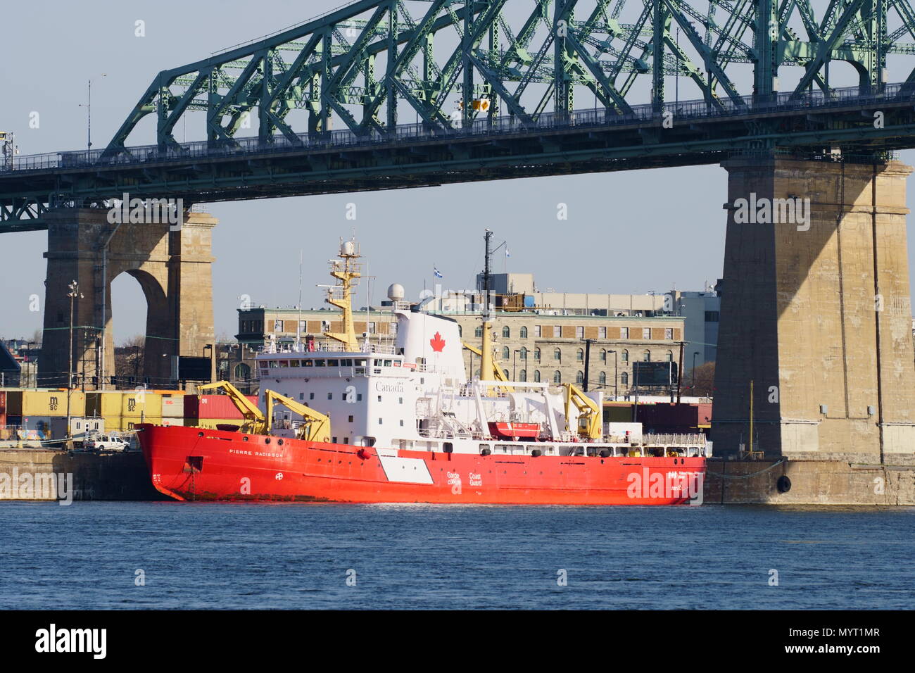 Montreal, QC / Canadá - June 7th, 2018 : Barco de la Guardia Costera canadiense ubicado sobre el río San Lorenzo River en el puerto de Montreal, Canadá. Foto de stock