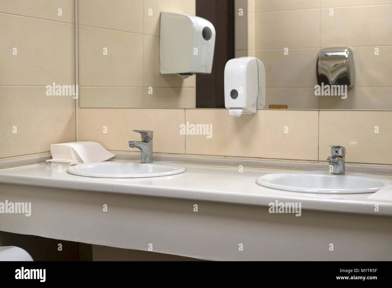 Espejo lavamanos escuela fotografías e imágenes de alta resolución - Alamy