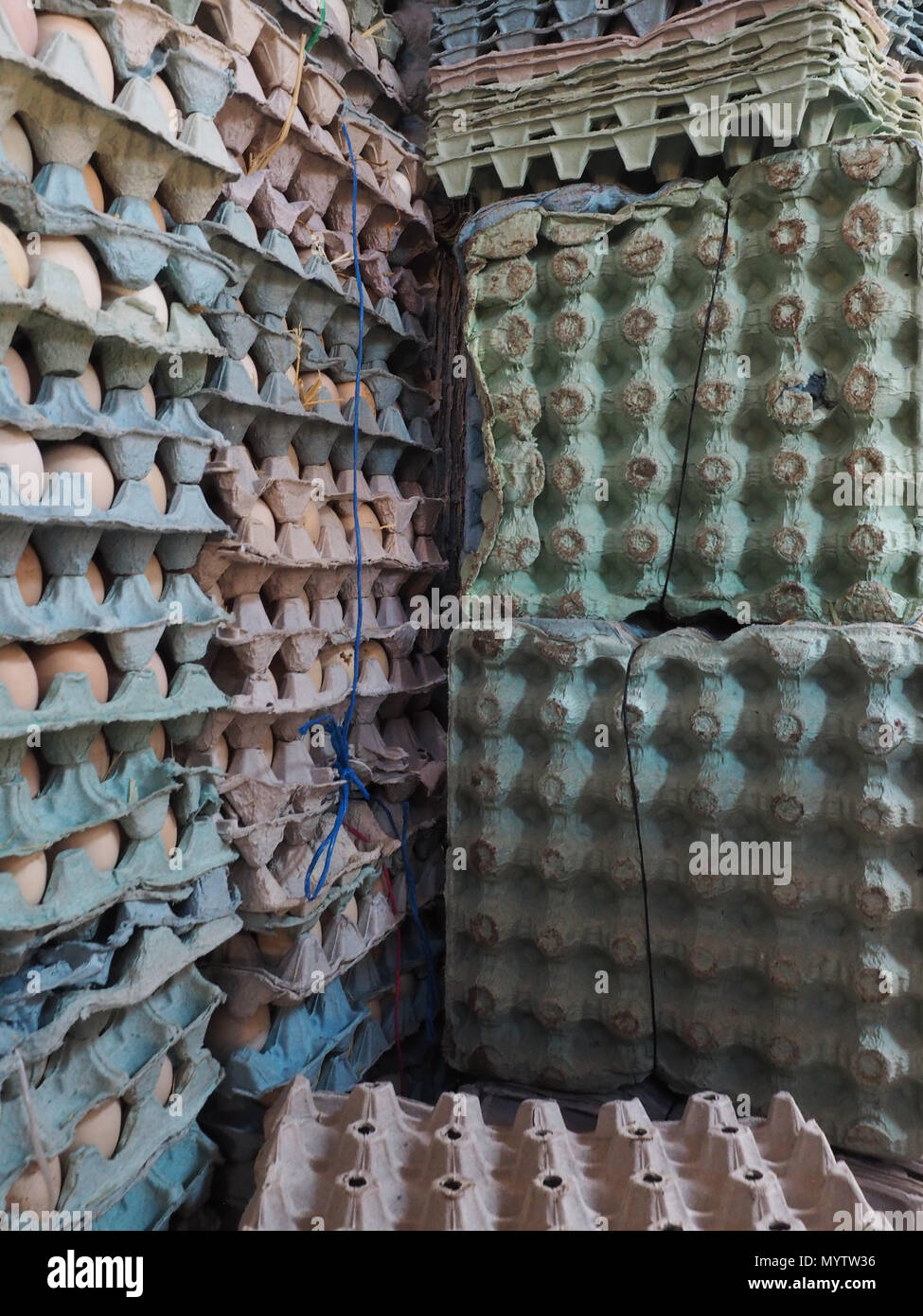 Las pilas de cajas de cartón para huevos de gallina, en el interior del  envase son de color blanco y marrón, huevos grandes disparo vertical  Fotografía de stock - Alamy