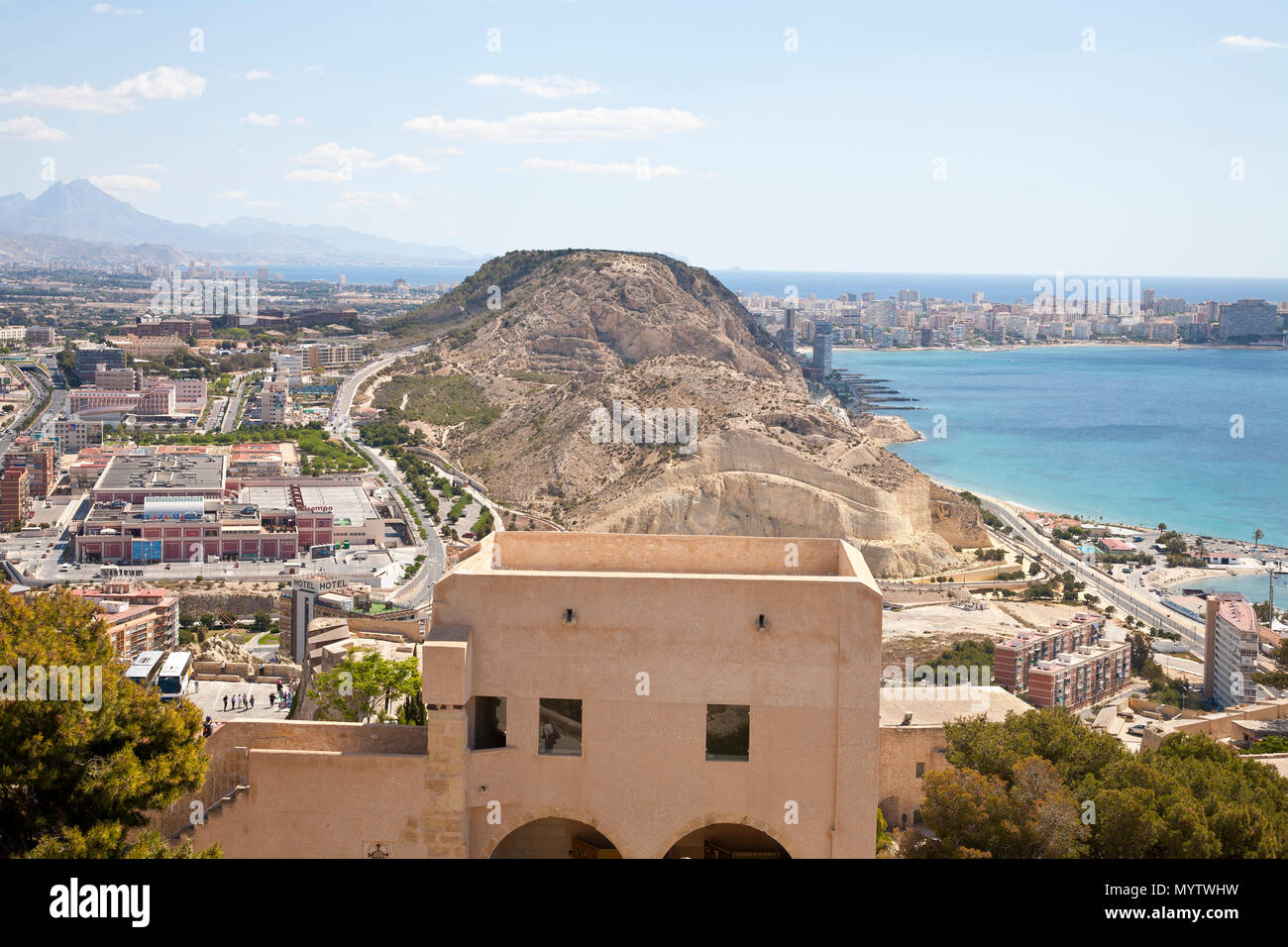 Alicante, España - 29 de mayo de 2016- vista del Monte Benacantil con Playa del Postiguet playa de detrás en un día soleado Foto de stock