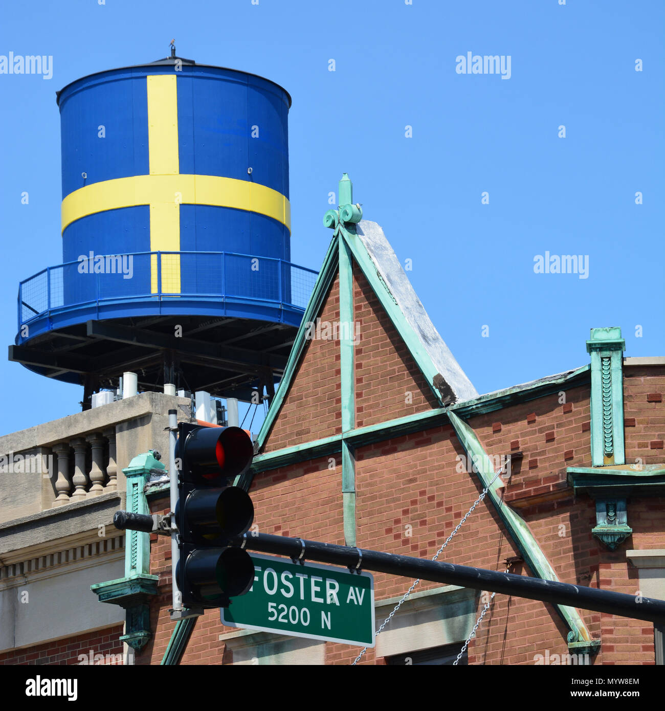La icónica torre de agua con bandera sueca siempre ha sido un hito y símbolo de las raíces culturales en el Chicago's Andersonville barrio Foto de stock