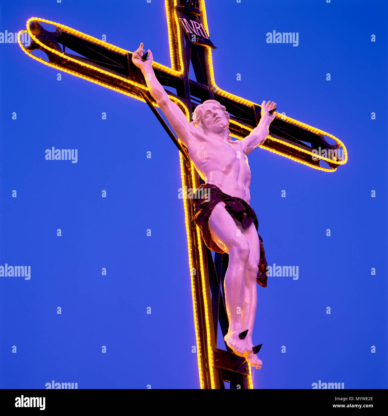Crucifijo y cielo azul, Francia Foto de stock