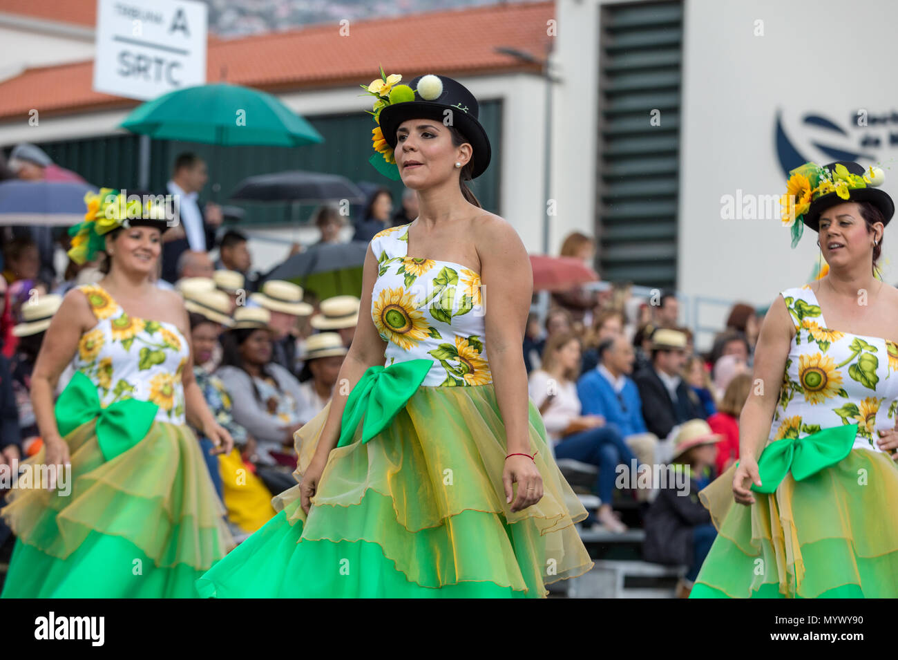 Grupo de mujeres jóvenes con vestidos floreados y sombrero en el Spring  Flower Festival de Funchal, isla de Madeira, Portugal Fotografía de stock -  Alamy
