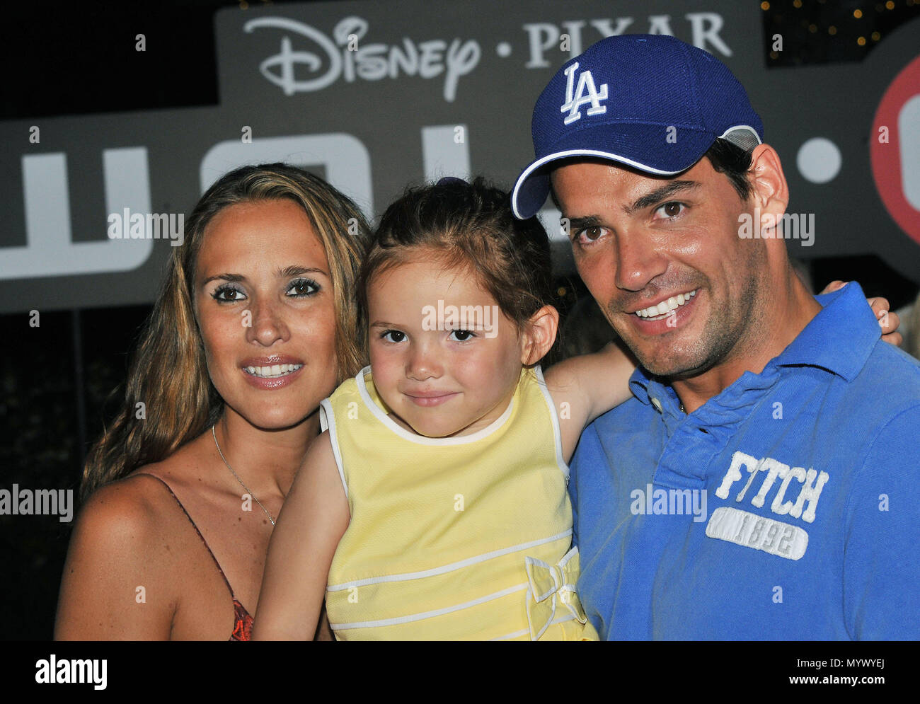 Cristian de la fuente con mi esposa y mi hija Estreno en el Teatro Griego de Los Angeles. Tres cuartas partes contacto ocular smiledelaFuenteCristian 039 evento en Hollywood Life - Cristian de la fuente con mi esposa y mi hija Estreno en el Teatro Griego de Los Angeles. Tres cuartas partes contacto ocular smiledelaFuenteCristian 039 evento en Hollywood Life -
