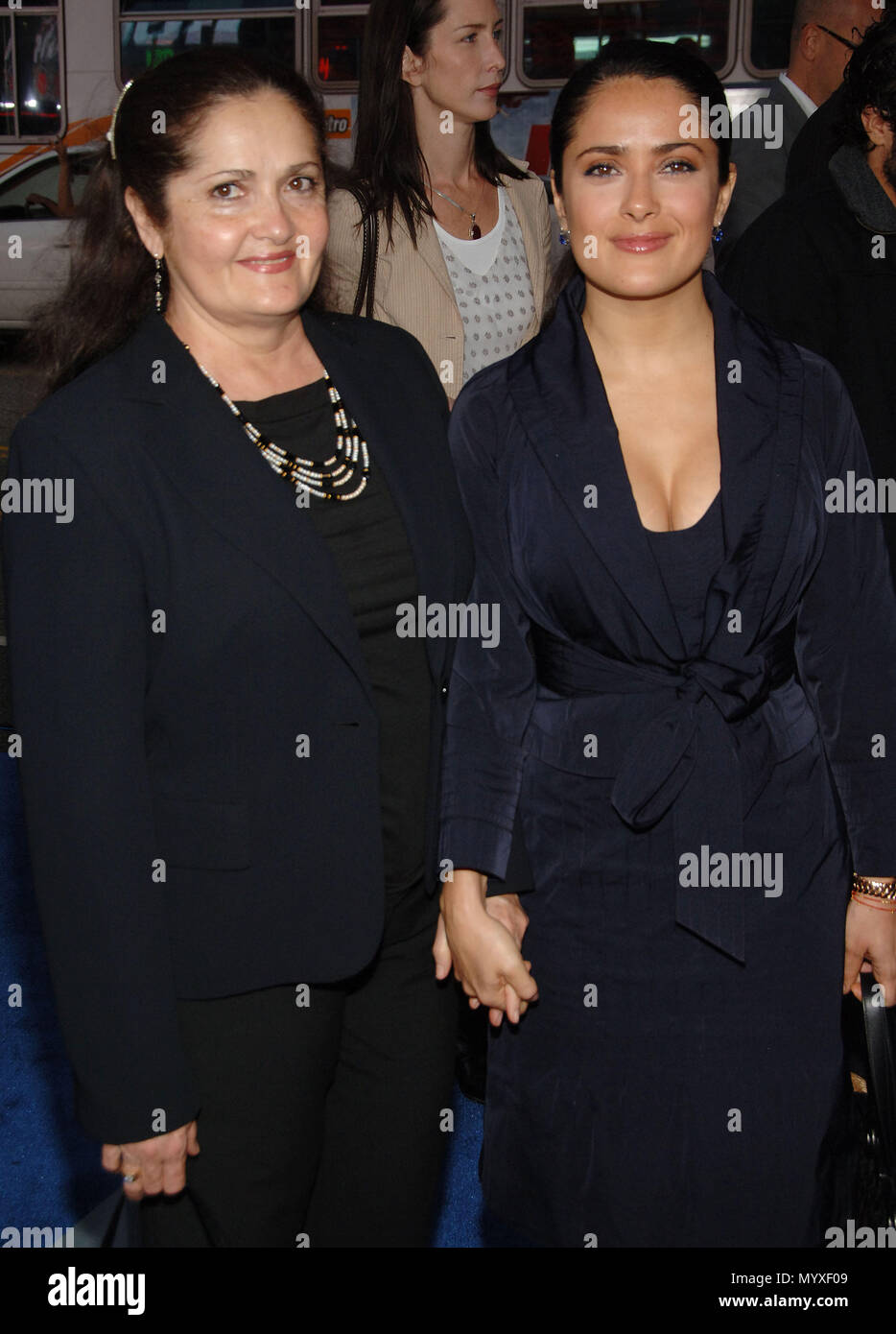 Salma Hayek y mamá llega a la premiere de Poseidón en el Teatro Chino de Los Ángeles. El 10 de mayo de mom104 evento en Hollywood Life - California, evento de Salma Hayek y mamá llega a la premiere de Poseidón en el Teatro Chino de Los Ángeles. El 10 de mayo de mom104 evento en Hollywood Life - California, evento de