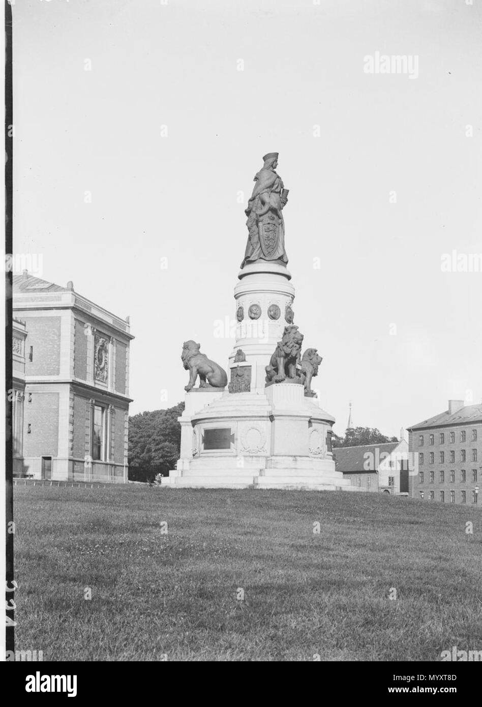 . Inglés: Danmarksmonumentet en su ubicación original en la parte delantera de la Galería Nacional de Dinamarca en Copenhague, Dinamarca. Más tarde se trasladó a Østre Anlaeg. . 2010s. Fritz Theodor Benzen 22 Chr. IX og dronning Louises guldbryllupsmonument foran Statens Museum for Kunst Foto de stock