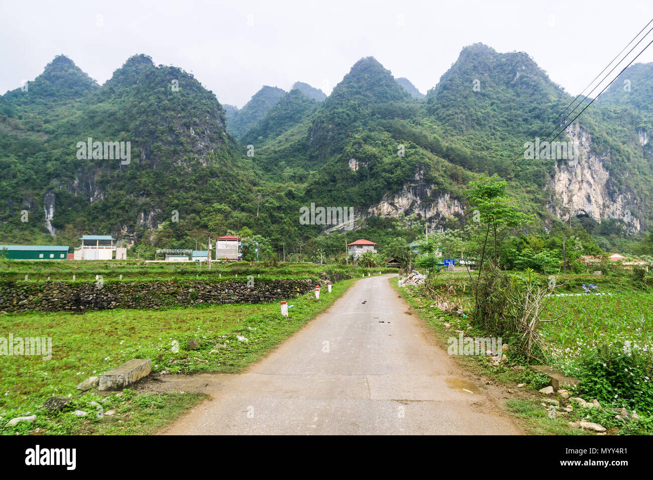 Sobre la carretera siguiendo el circuito de Ha Giang en la provincia de Cao Bang, en el norte de Vietnam Foto de stock