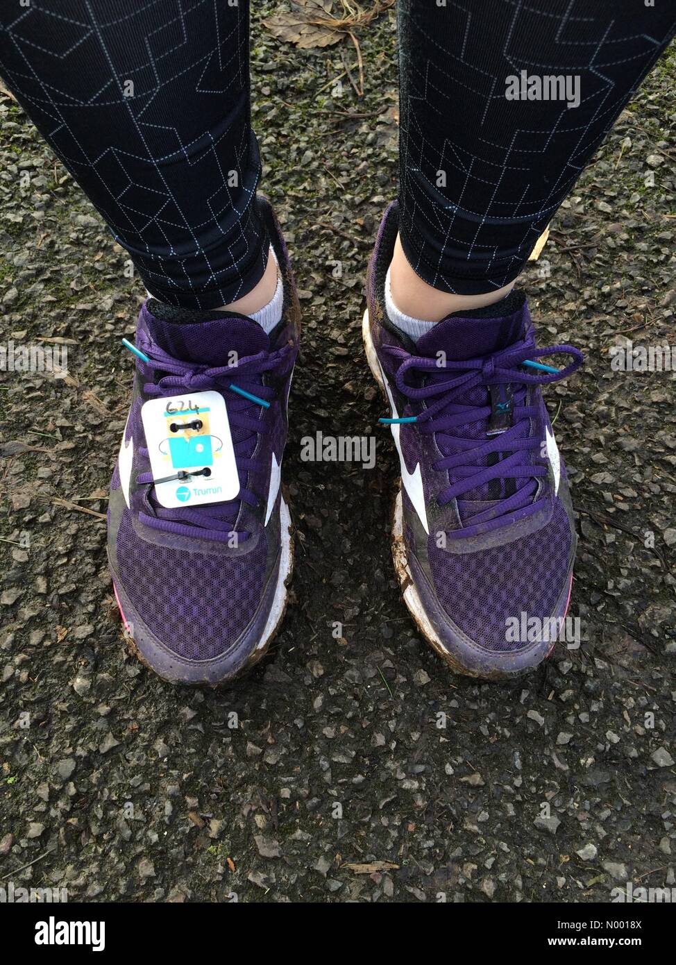 Chip de distribución adjunta a zapatillas antes del inicio de la media  maratón de Watford 1/2/2015 Fotografía de stock - Alamy