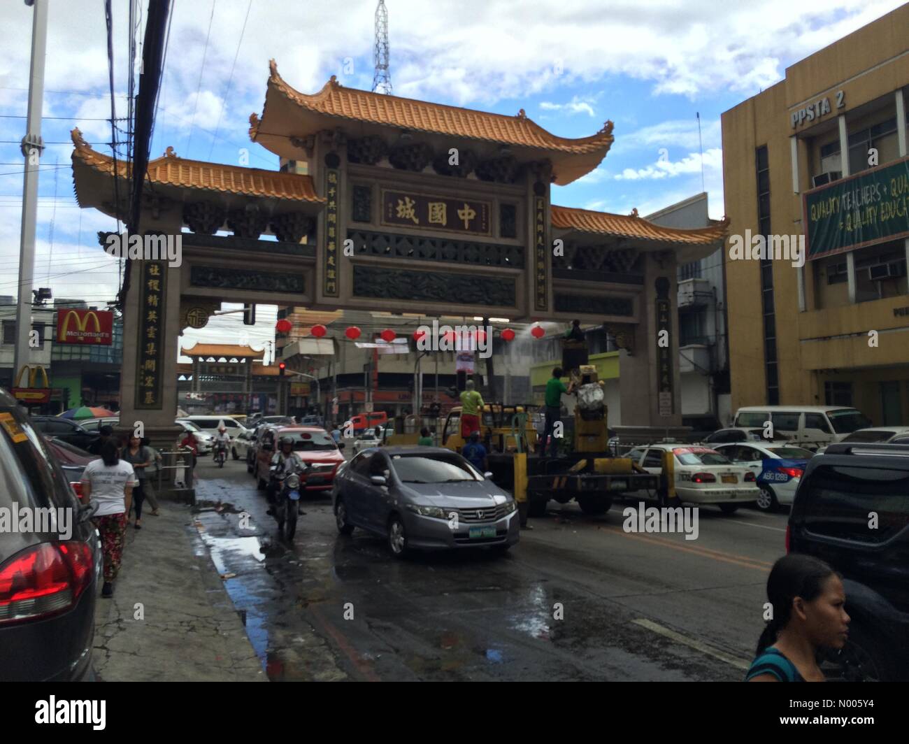 Banawe St, Santa Mesa Heights, Quezon City, Metro Manila, Filipinas. 04 2016. Arco de la chino-filipinos en Banaue, Quezon City ser lavado y limpiado en de Año Chino