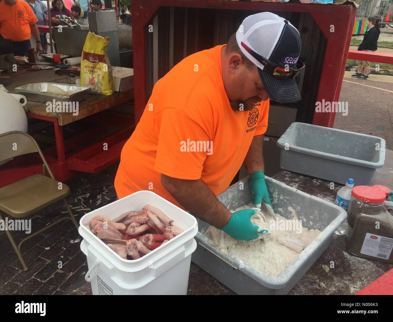 N Main St Waurika Oklahoma Estados Unidos 09abr 2016 Mike Keesling Cascabel Prepara Carne A La Multitud En La Caza De Serpientes De Cascabel En Waurika Anual Oklahoma Girandola En Una Mezcla