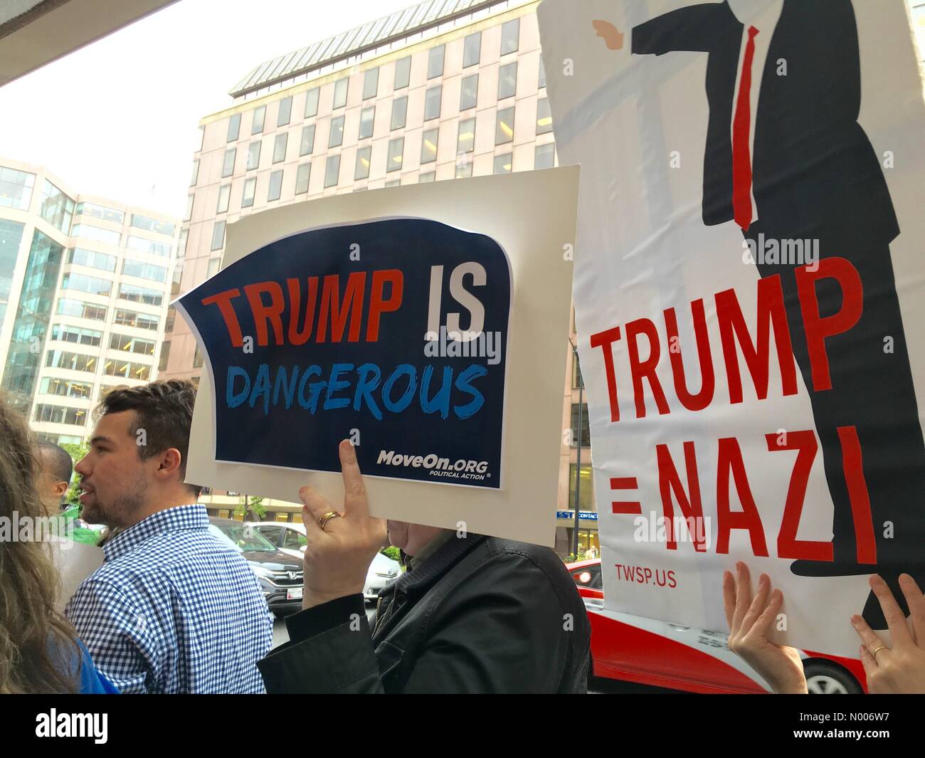 Rally Anti-Trump fuera del hotel Mayflower en Washington, DC donde Donald Trump es para hablar el 27 de abril, 2016/StockimoNews Straubmuller/Alamy Foto de stock