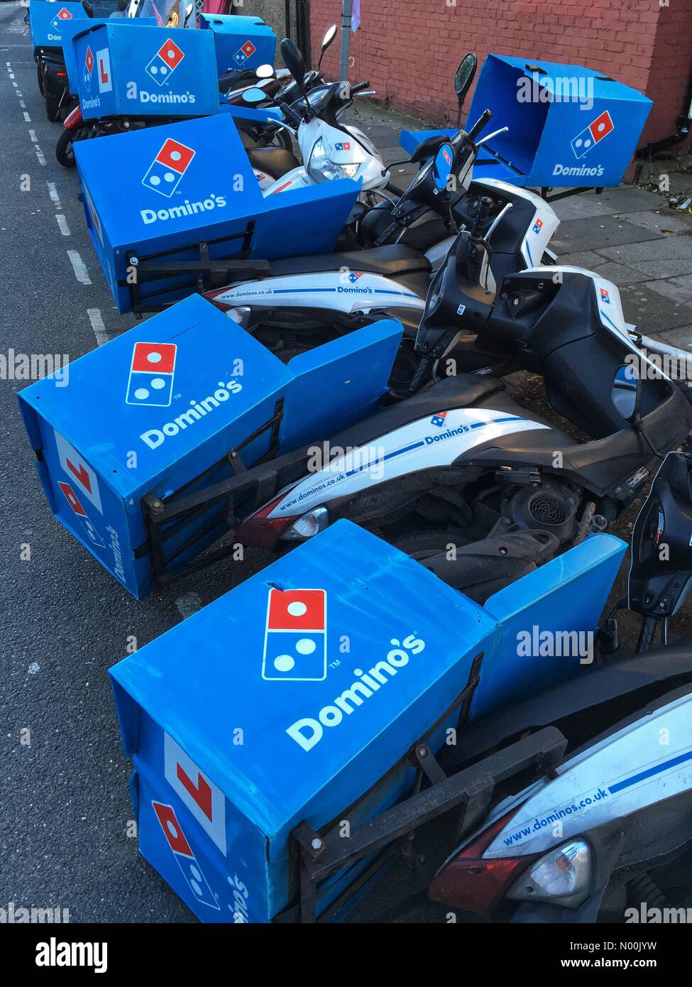 East Finchley, Londres. 18 ene, 2018. El clima del REINO UNIDO: Domino's delivery scooters simular caídas dominos después de fuertes vientos golpearon ellos en East Finchley en Londres el 18 de enero de 2018. Crédito: Louisa cocinero/StockimoNews/Alamy Live News Foto de stock