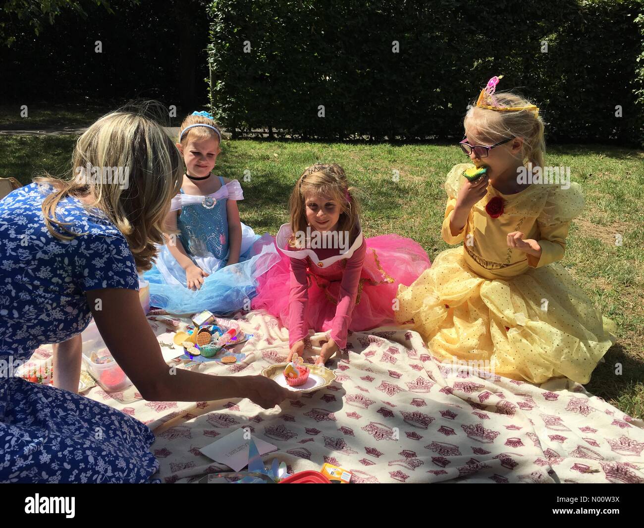 Hampton Court, el Gran Londres, Inglaterra, Reino Unido el 28 de julio de 2018 Cecilia (en rosa) desde Londres gira seis años hoy en los jardines de Hampton Court Palace. (Permiso paterno escrito) Foto de stock