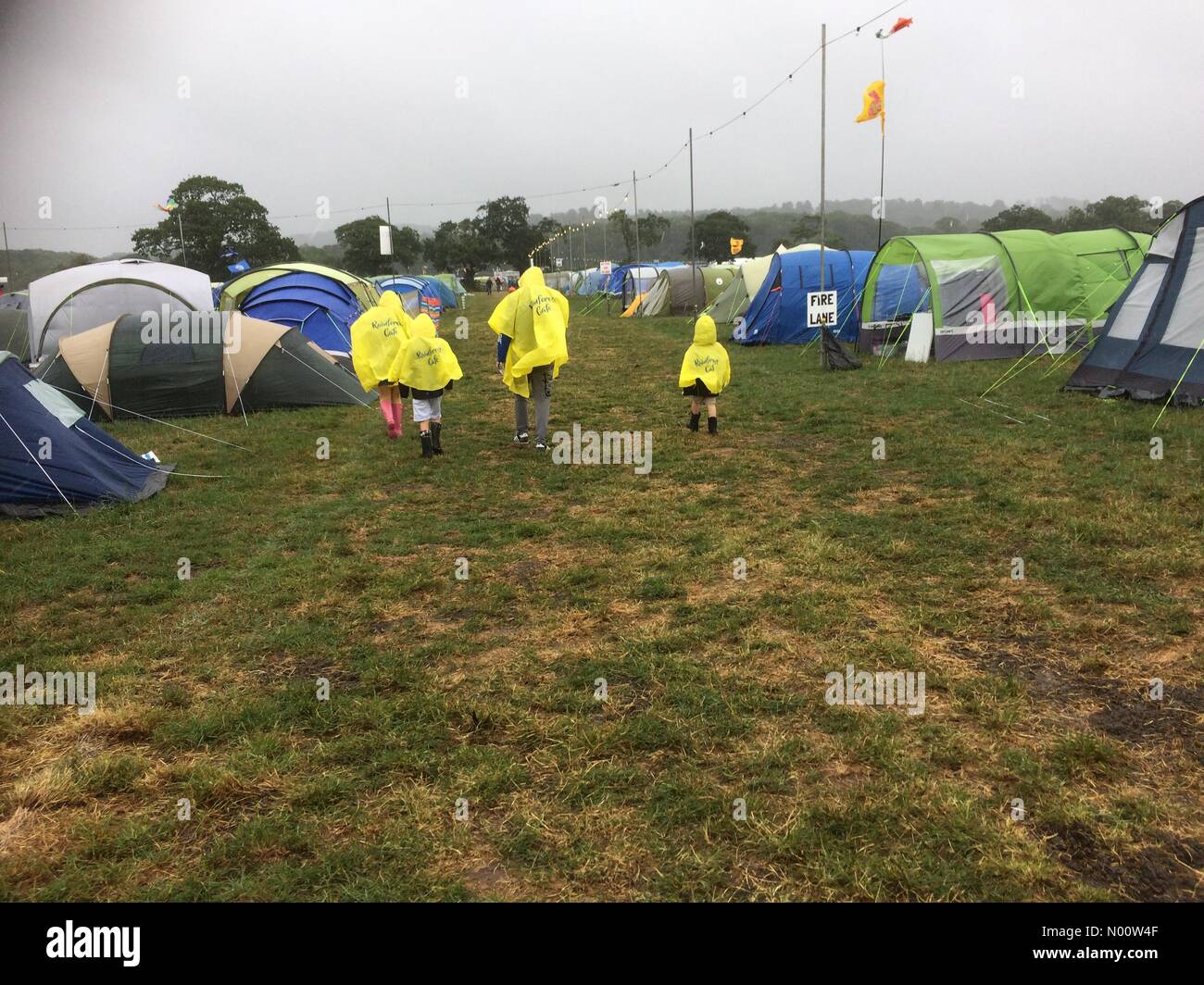 Tattenhall, Chester, Reino Unido. El 29 de julio, 2018. Campistas valiente bajo la lluvia en el norte de crédito: PennPix CarFest/Matt Pennington/StockimoNews/Alamy Live News Foto de stock