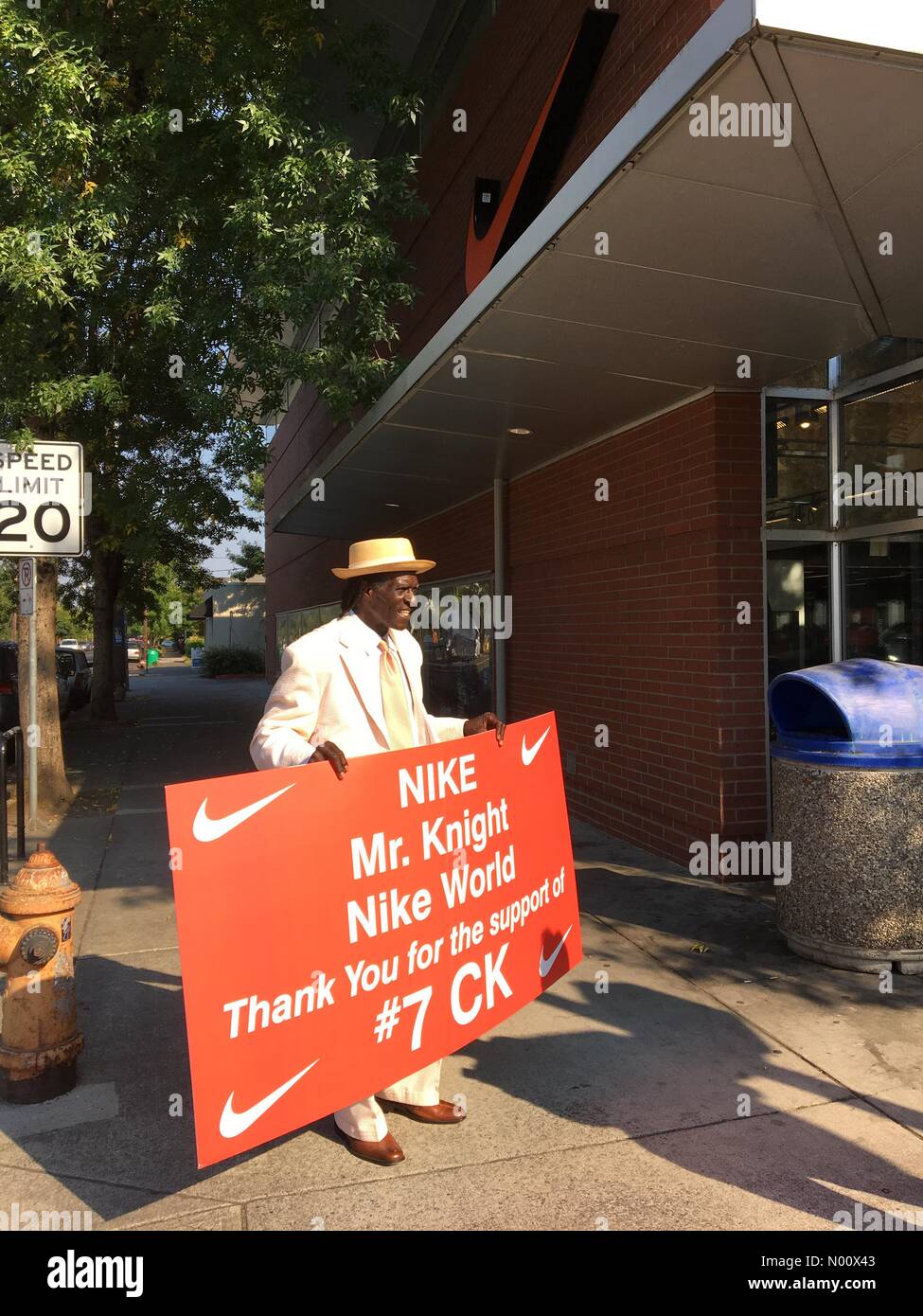 Portland, Oregon, USA. 5 de septiembre de 2018. Hombre afroamericano fuera  de una tienda Nike en Portland sosteniendo un cartel agradeciendo en la  campaña de publicidad de Nike con la estrella del