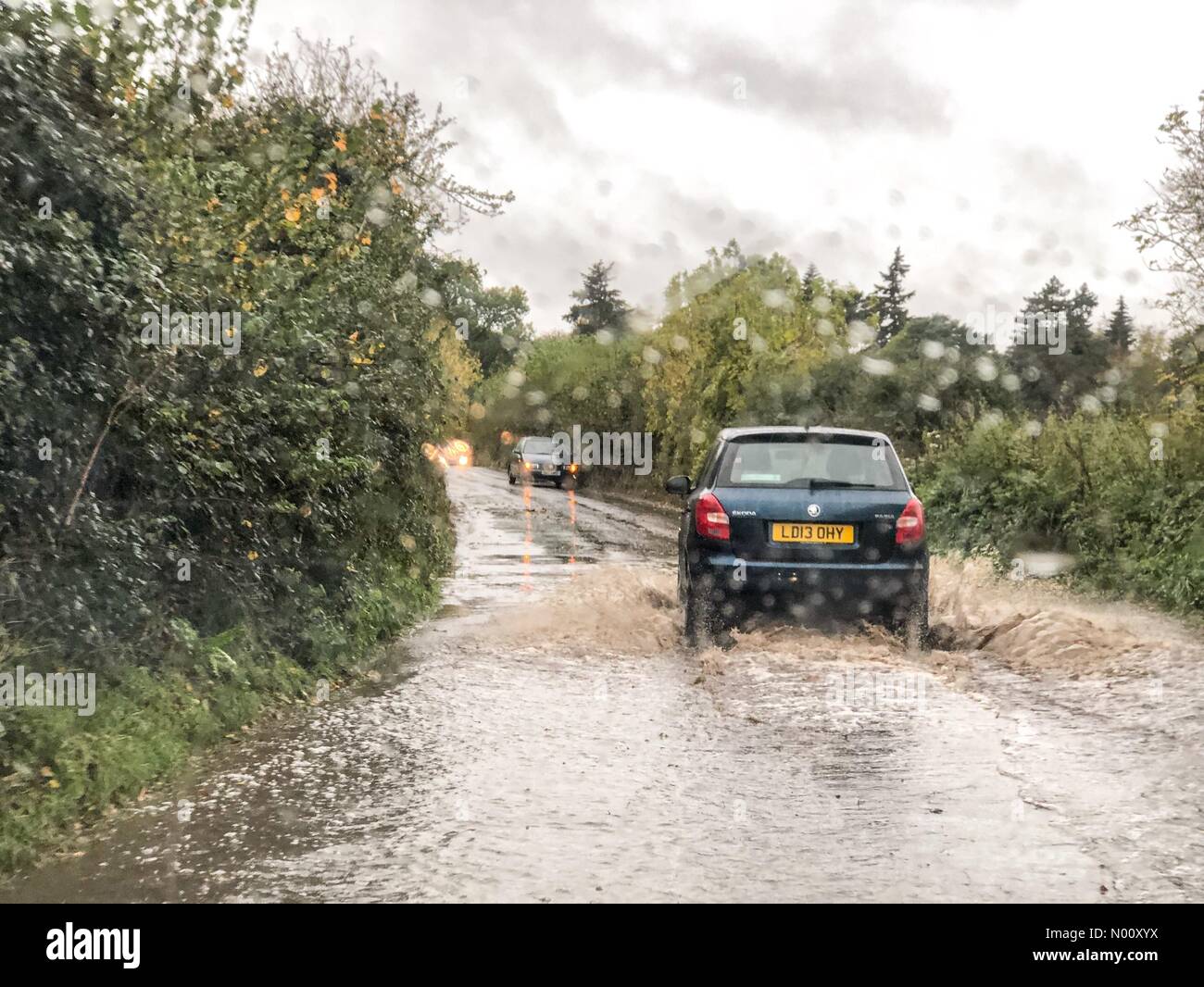 Godalming. La carretera de la estación de Godalming. El 14 de octubre de 2018. Fuertes lluvias a través de los condados de hoy. Las inundaciones en Godalming, Surrey. Crédito: jamesjagger/StockimoNews/Alamy Live News Foto de stock