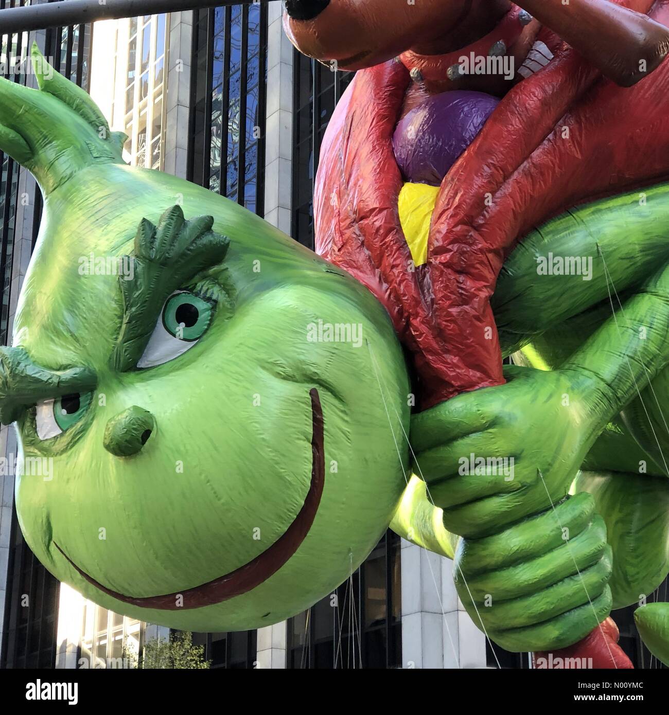Nueva York, Estados Unidos. 22 Nov 2018. Grinch globo a Macy's Thanksgiving  Day Parade tomar por Kaye imágenes del NYC 11/22/2018 Crédito: Laurie  allread/StockimoNews/Alamy Live News Fotografía de stock - Alamy