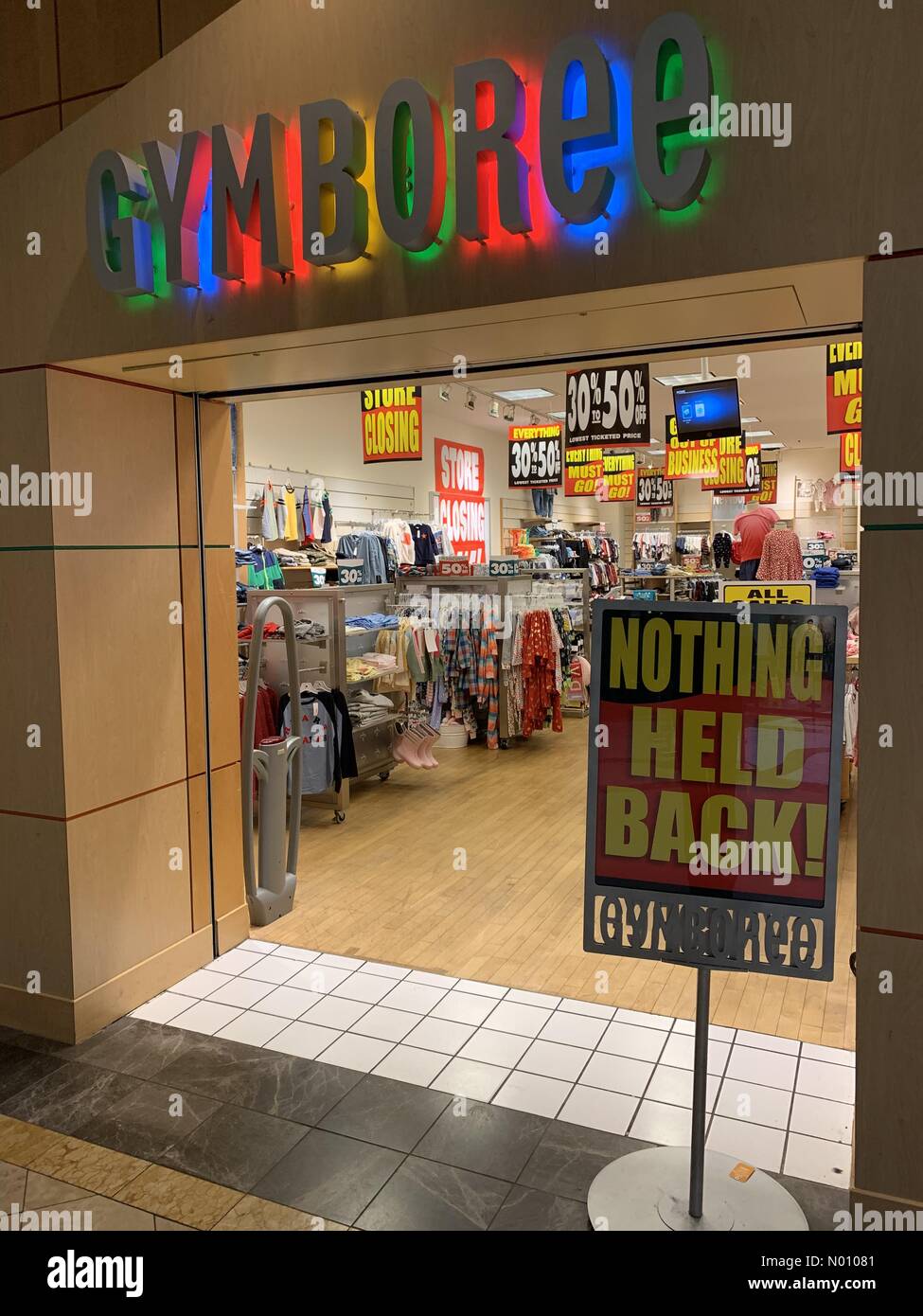 Springfield Mall, Pennsylvania, Estados Unidos. El 24 de enero de 2019. Un  cierre tienda Gymboree tiene signos mostrando descuentos del 30 - 50% de  descuento. Gymboree presentó para el capítulo 11 de
