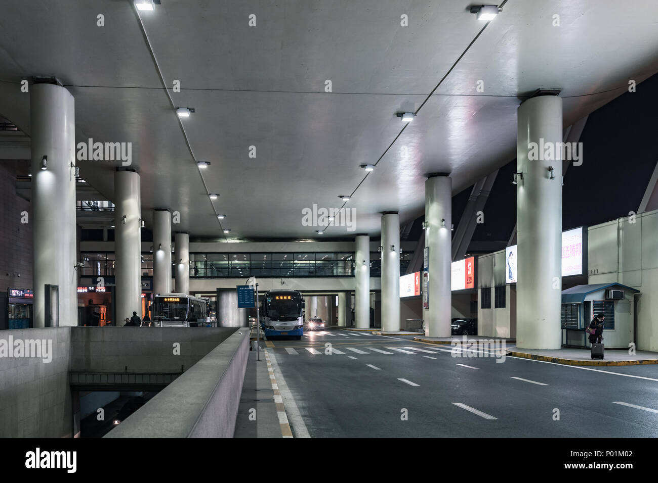 Shanghai, China - 5 de diciembre de 2014: la terminal de autobuses del aeropuerto internacional de Pudong de Shangai Foto de stock