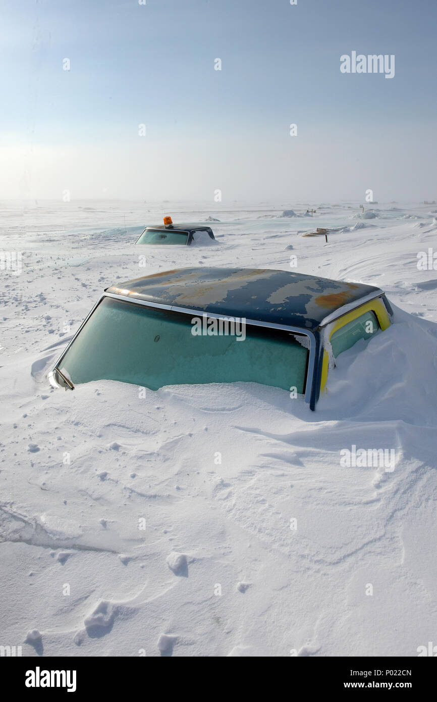 Eingeschneite Fahrzeuge bei Iqaluit im Territorium de Nunavut, Canada | coches cubiertos de nieve en teritorry Iqaluitat, Nunavut, Canadá Foto de stock