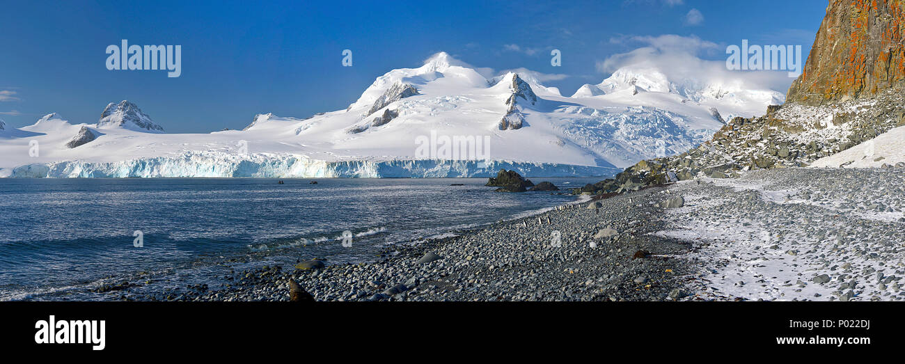 Montañas cubiertas de hielo en Brown Bluff, el mar de Weddell, en la península Antártica, en la Antártida Foto de stock