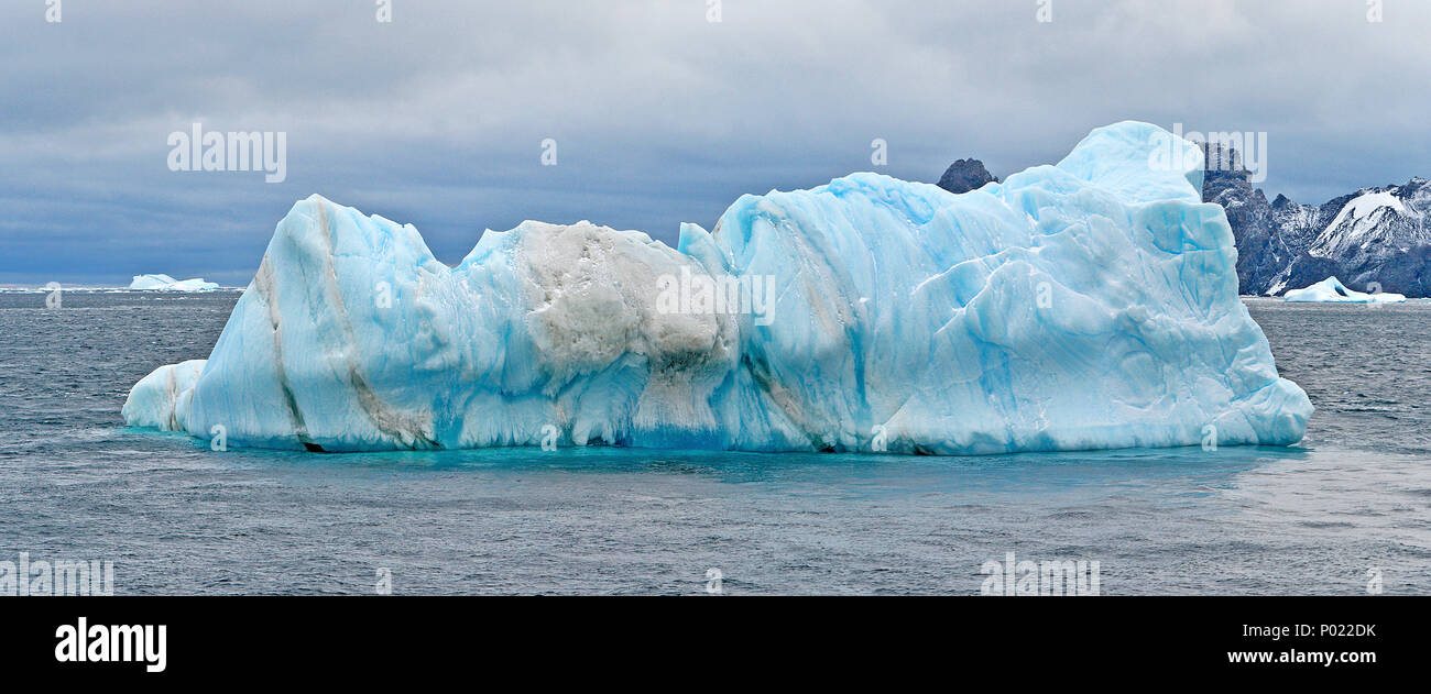 Iceberg tabular deriva en Charlotte Bay, costa Danco Grahamland. La Antártida Foto de stock