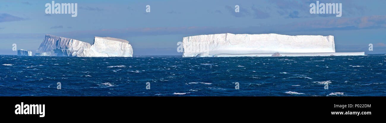 Tabla iceberg a la deriva en Charlotte Bay, costa Danco Grahamland, Antártida Foto de stock