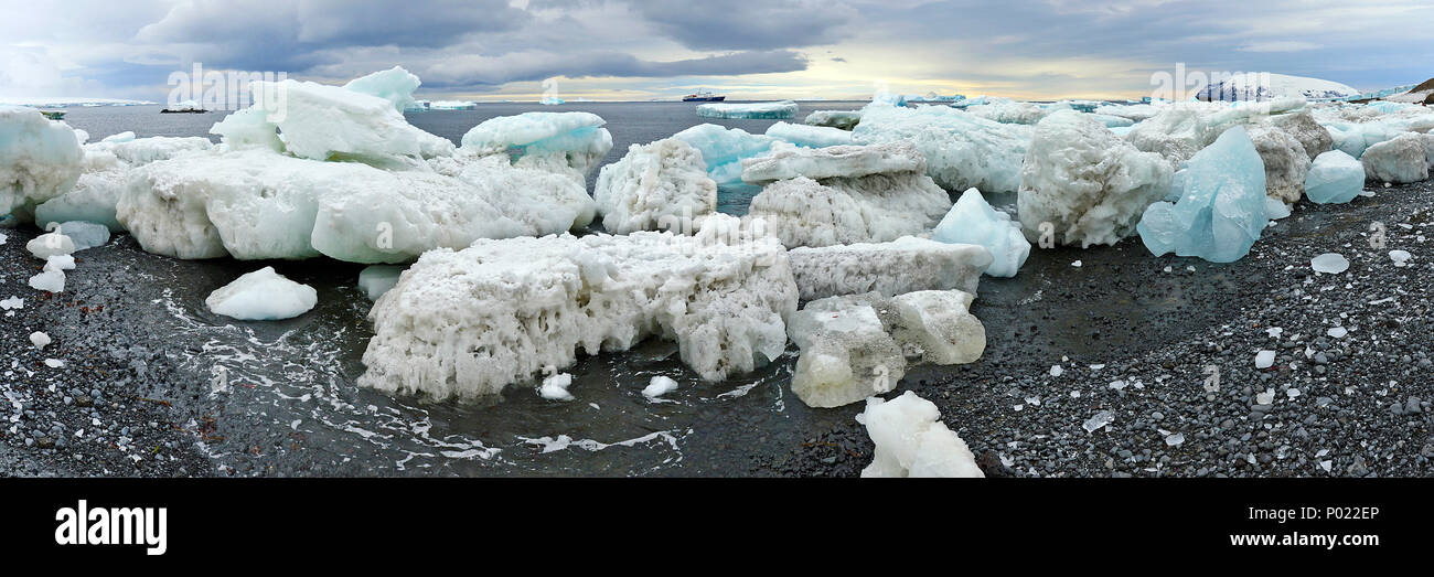 Los bloques de hielo en la costa, las Islas Orkney, Drake Street, en la península Antártica, en la Antártida Foto de stock