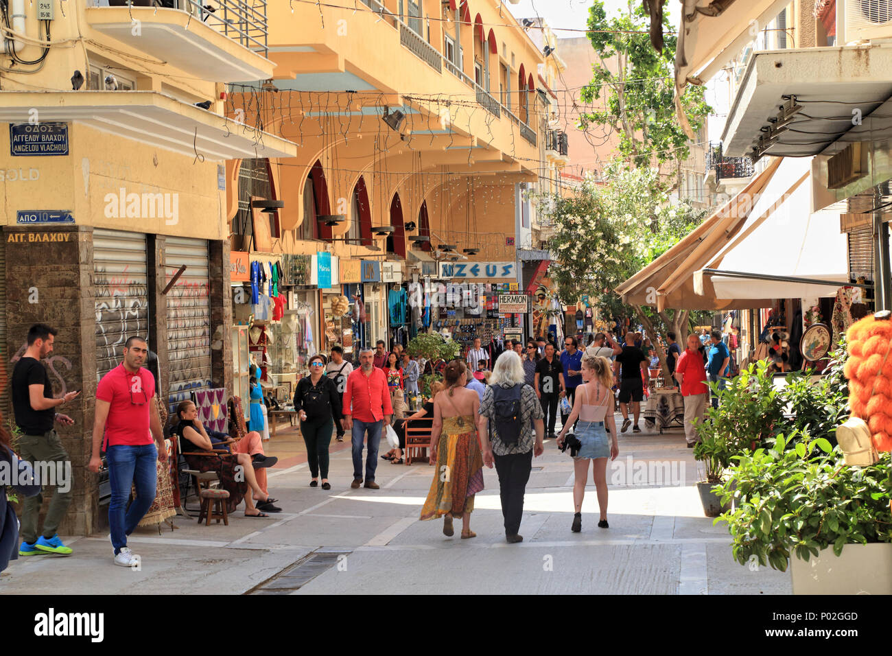La calle Pandrossou Mercado Monastiraki, centro histórico de Atenas Foto de stock