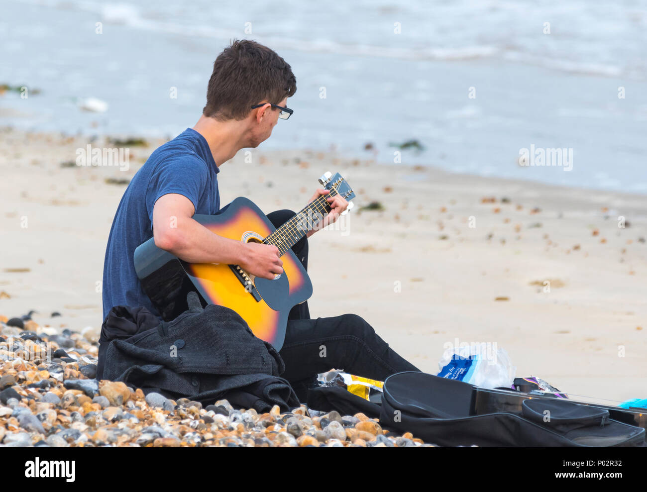 Tocando la guitarra en una playa fotografías e imágenes de alta resolución  - Alamy