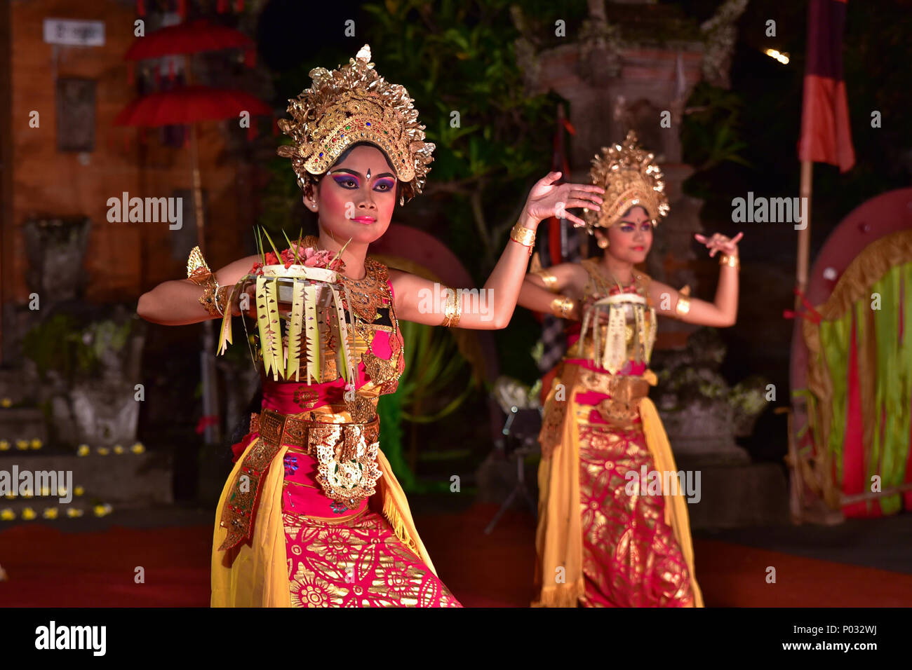 Artistas de danza balinesa, una antigua tradición de danza en la isla de Bali, Indonesia Foto de stock