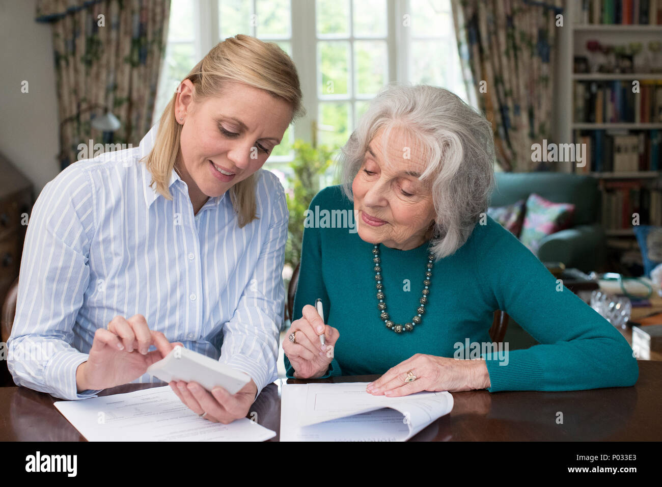 Mujer Senior ayudando al prójimo con tramites Foto de stock