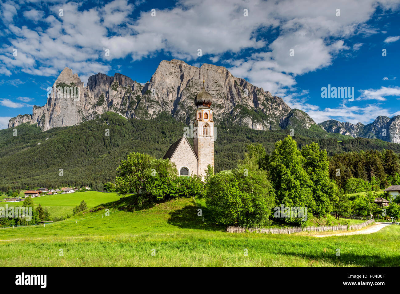 San Konstantin iglesia, Fie allo Sciliar - Vols am Schlern, Trentino Alto Adigio, Tirol del Sur, Italia Foto de stock