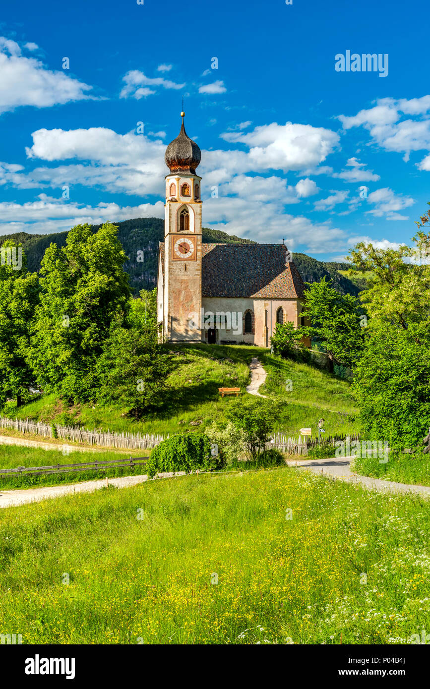 San Konstantin iglesia, Fie allo Sciliar - Vols am Schlern, Trentino Alto Adigio, Tirol del Sur, Italia Foto de stock