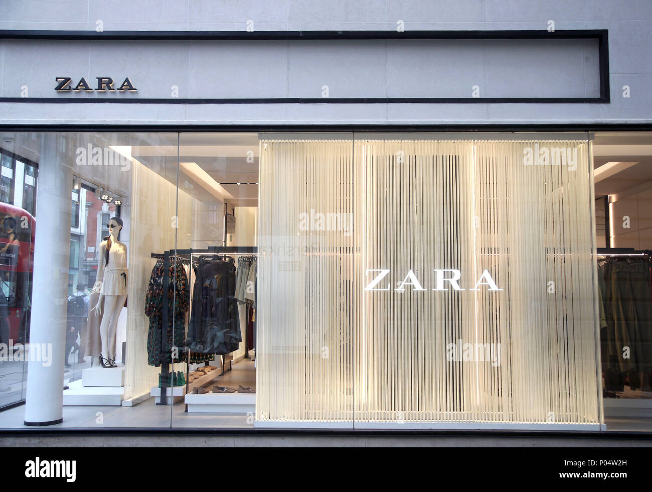 Una sucursal de Zara en Oxford Street, en el centro de Londres Fotografía  de stock - Alamy