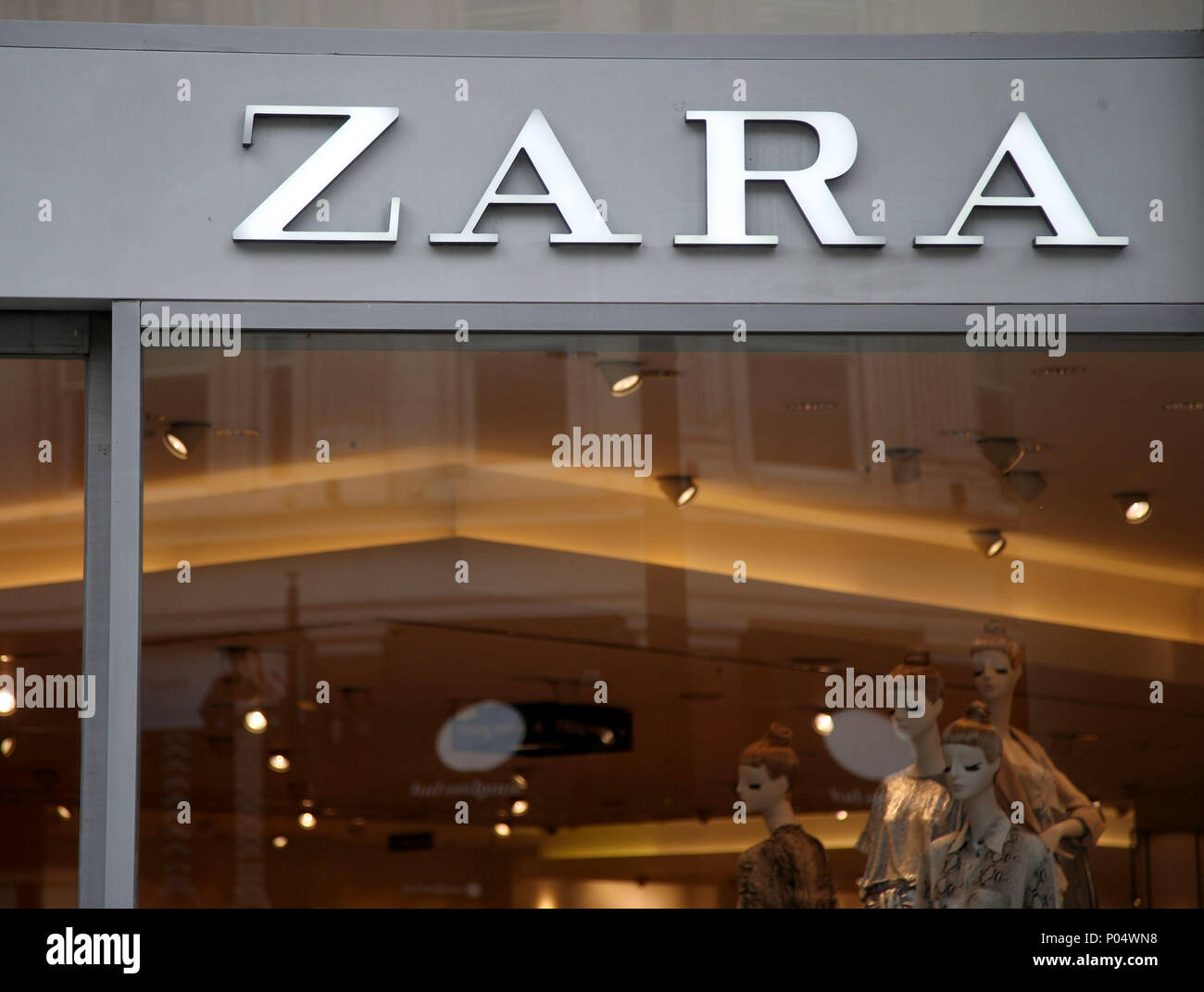 Una sucursal de Zara en Oxford Street, en el centro de Londres Fotografía  de stock - Alamy