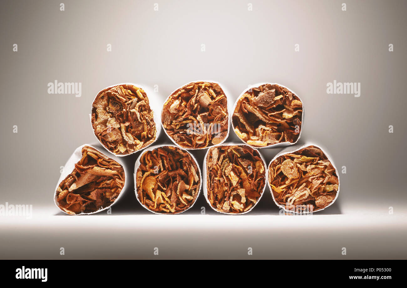 Composición conceptual acerca de fumar cigarros, el consumo de tabaco como hábito insalubre. Foto de stock
