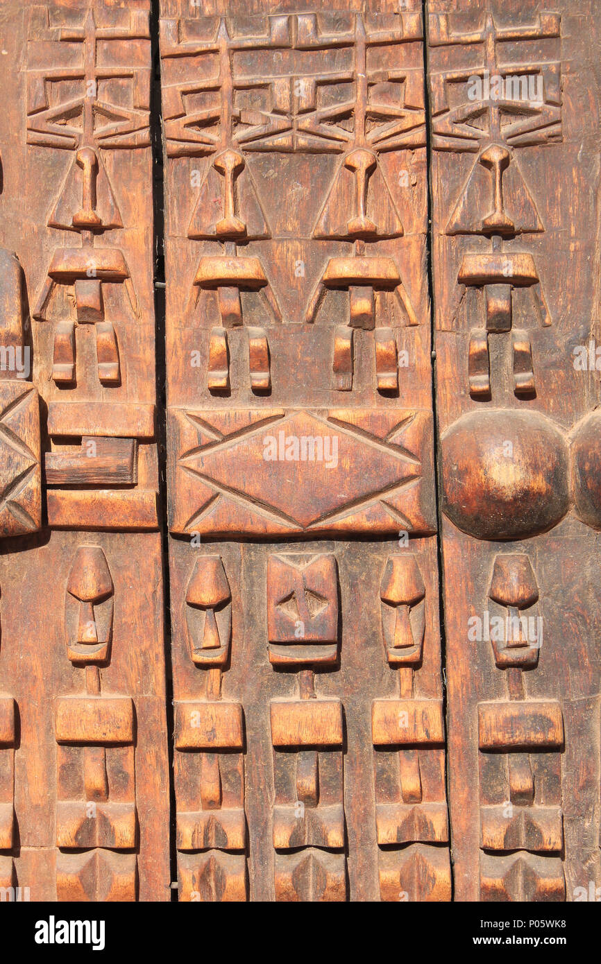 Detalle de Malí Dogon granero puerta tallada con símbolos Foto de stock