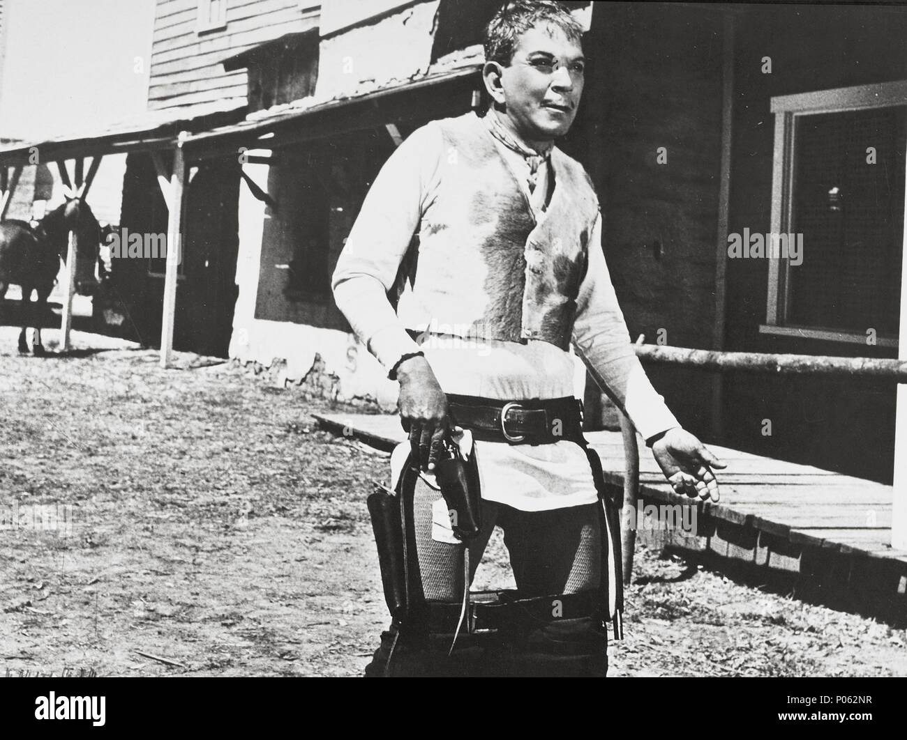 El título original de la película: POR MIS PISTOLAS. Título en inglés: Con  mis armas. El director de cine: MIGUEL M. Delgado. Año: 1968. Estrellas:  CANTINFLAS. Crédito: POSA Films, S.A.  Álbum