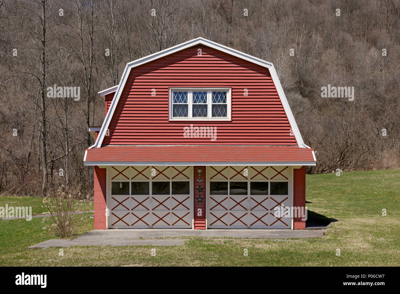 Herkimer County, New York: un rojo garaje para dos autos con diseño personalizado. Foto de stock